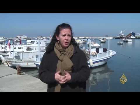 شاهد صيادو طرابلس اللبنانية يواجهون تقلبات البحر
