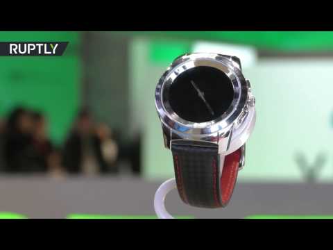 شاهد شركة سويسرية تقدم ساعة ذكية تعمل باللمس