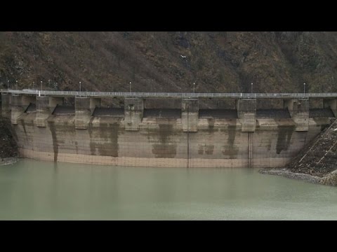 بالفيديو  الجفاف والتسابق على انتاج الطاقة يفرغان بحيرة في البوسنة