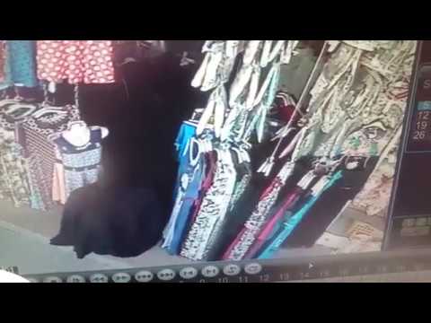 بالفيديو امرأة تسرق عباءة فاخرة من محل كبيرة أمام المارة
