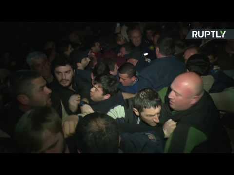 بالفيديو  إصابة 33 شخصًا في مواجهات بين الشرطة والمتظاهرين في جورجيا