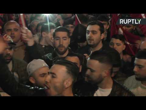 بالفيديو  مئات الأتراك يتظاهرون أمام قنصيلة بلادهم في روتردام