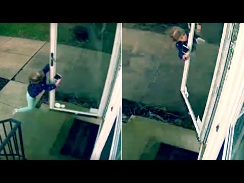 بالفيديو الرياح تطير طفلة في مدينة أوهايو الأميركية