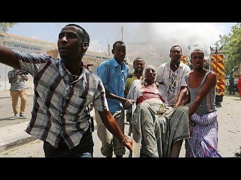 شاهد تفجير بسيارة مفخخة يودي بحياة 8 أشخاص في الصومال