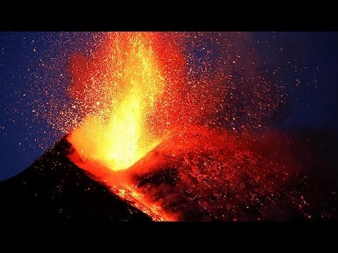 بالفيديو بركان إتنا في إيطاليا يثور للمرة الثالثة