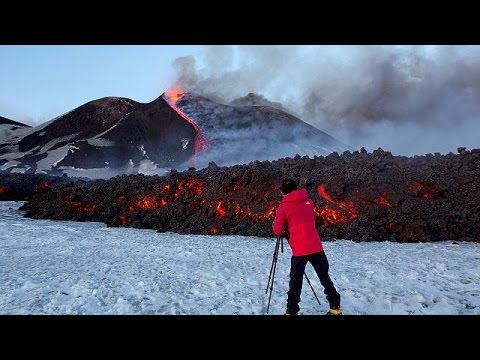 بالفيديو إصابة 10 أشخاص في ثوران بركان اتنا في صقلية