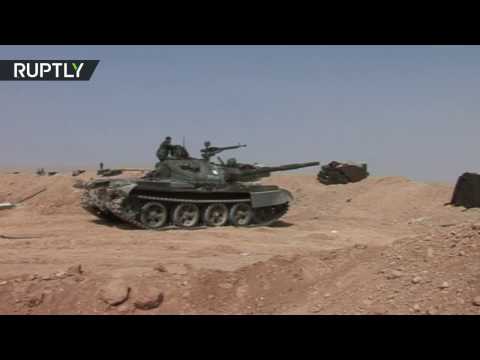 شاهد الجيش السوري يواجه مقاتلي داعش قرب تدمر
