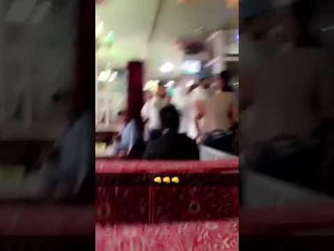 شاهد لحظة اعتداء باكستاني على مصري بالضرب داخل مقهى