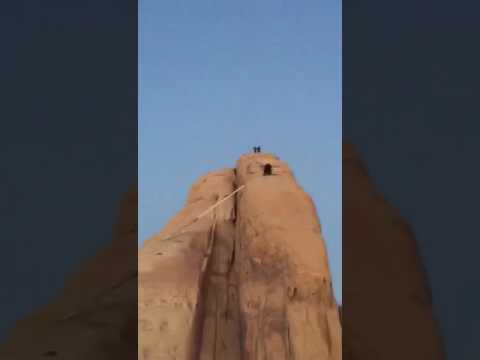 بالفيديو لحظة إنقاذ ماعز أعلى منطقة جبلية