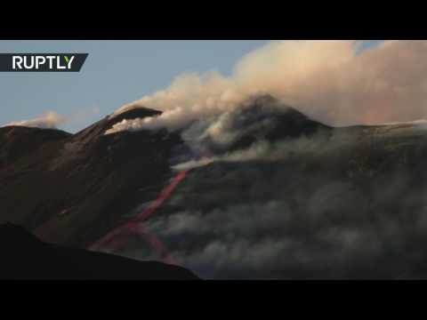 بالفيديو لحظة ثوران بركان إتنا في إيطاليا