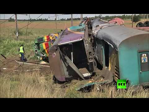 بالفيديو مقتل 14 شخصًا على الأقل إثر تحطم قطار في جنوب أفريقيا