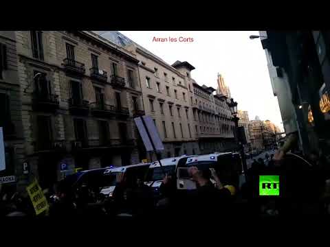 شاهد احتجاجات على زيارة ملك إسبانيا إلى برشلونة