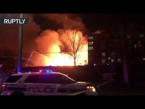 شاهد فرق الإطفاء تخمد حريقا ضخما في ولاية أونتاريو الكندية