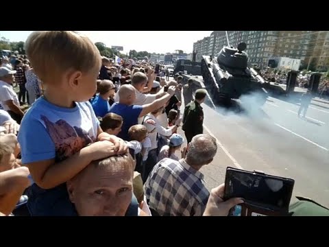 شاهد لحظة سقوط أشهر دبابة سوفياتية خلال عرض عسكري في روسيا