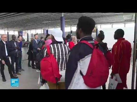 شاهد فرنسا تستقبل لاجئين من الصومال والسودان وإريتريا