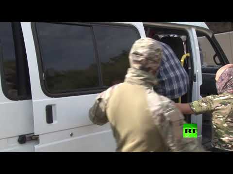 شاهد الأمن الروسي يعتقل مجموعة من أنصار  التحرير الإسلامي في القرم