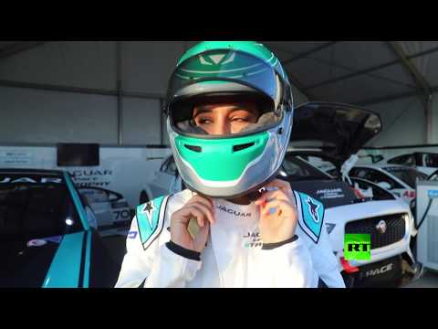 شاهد أول سائقة سعودية في سباق للسيارات بالمملكة