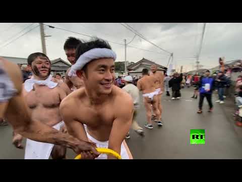 طقوس غريبة في مهرجان صندل الحظ السعيد الياباني