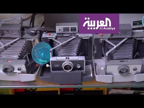 شاهد مواطن سعودي يجمع في منزله 800 من أندر أنواع الكاميرات الفوتوغرافية