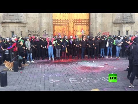 احتجاجات أمام القصر الرئاسي تطالب بوقف قتل النساء في المكسيك
