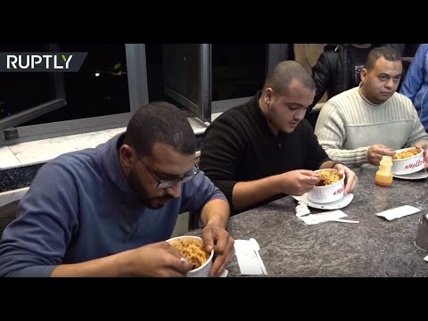شاهد تحدي وجبة الكشري في مصر
