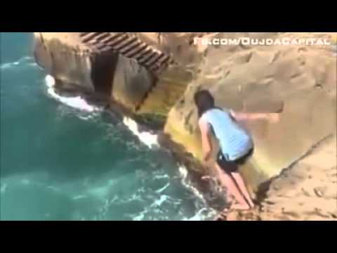 فتاة مغربية تبهر الجميع بقفزة خطيرة في البحر