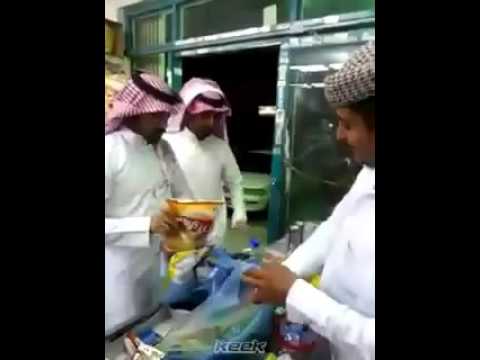 شاهدسعوديان يتشاجران على دفع الحساب