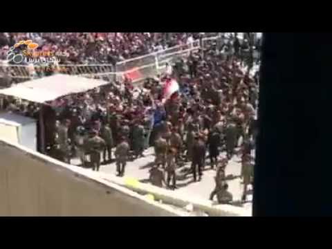 شاهد كيف إقتحم جموع المتظاهرين جسر الجمهورية في العراق