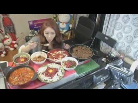 فتاة كورية تكسب أكثر من 9000 دولار شهريًا من تناول الطعام اونلاين