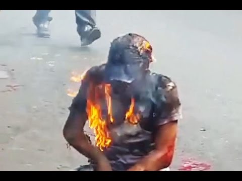 فيديو ركاب حافلة يحرقون سارقًا في الشارع