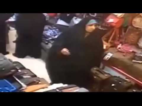 بالفيديو امرأة تنفذ سرقتين متتاليتين في محل واحد