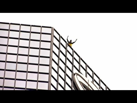 شاهد مغامر فرنسي يتسلق ناطحة سحاب في باريس