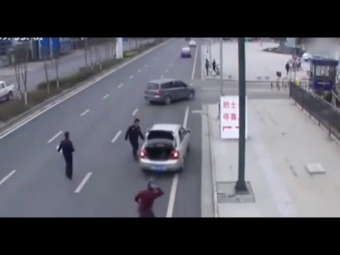 شاهد سائق صيني يدهس أحد الركاب بطريقة صادمة