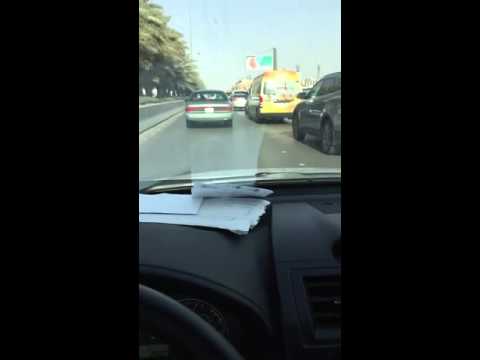 بالفيديو عراك شديد بين قائدي سيارتين على الطريق السريع في الرياض