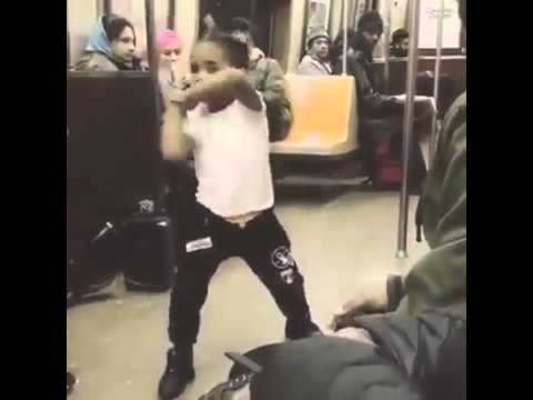 بالفيديو طفلة تثير إعجاب ركاب مترو الأنفاق برقصها