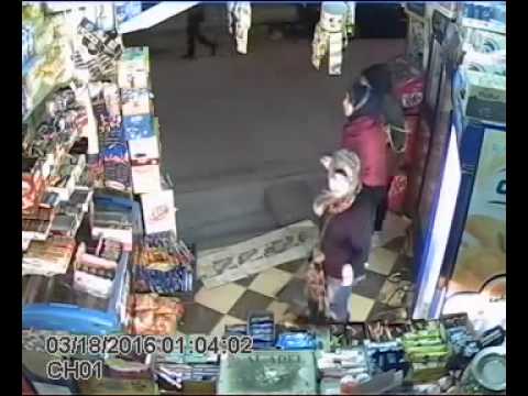 شاهد 3 فتيات يسرقن «زبونة» داخل سوبر ماركت في الإسكندرية