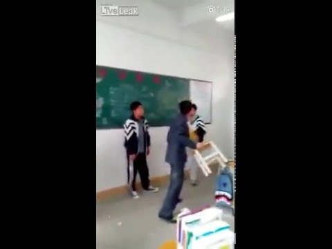 فيديو طالب يتعدى على معلمه بالكرسي في الفصل