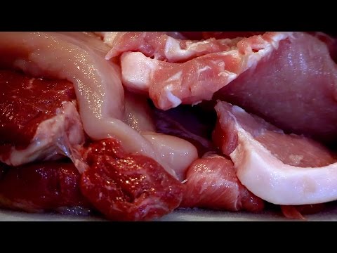 شاهد لقطات صادمة لمذيع «bbc» أثناء تناوله لحم ساقه