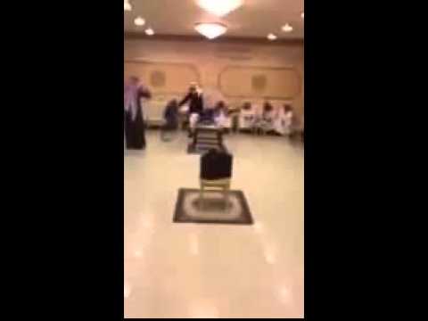بالفيديو عريس سعودي يدخل قاعة الفرح بالعجلة
