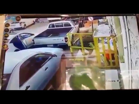 بالفيديو لحظة سرقة شاب أسطوانات غاز في السعودية