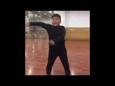 شاهد طفل صيني يتحدى السمنة بالرقص اللاتيني