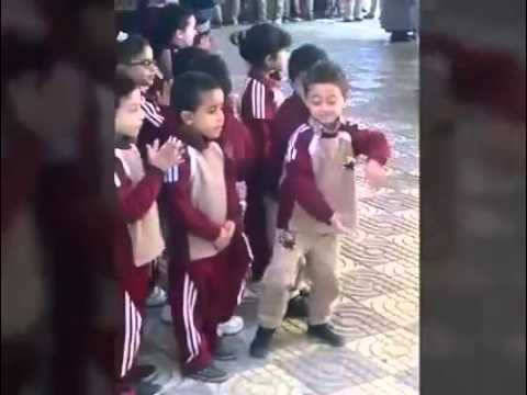 بالفيديو طفل يرقص على أغنية أنت معلم فى حوش المدرسة