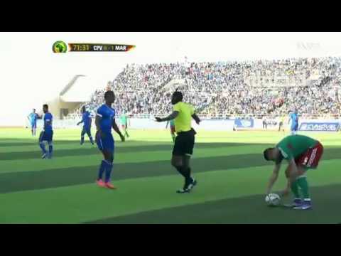 بالفيديو لقطة غريبة للاعب يلمح إلى الحكم المساعد بتلقيه الرشوة من المغرب