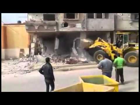 شاهد لحظة انهيار منزل فوق جرافة أثناء هدمه في فلسطين