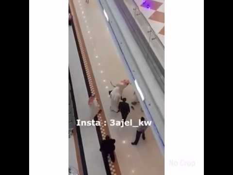 شاهد «خناقة» بين شخصين في مركز تجاري في الكويت