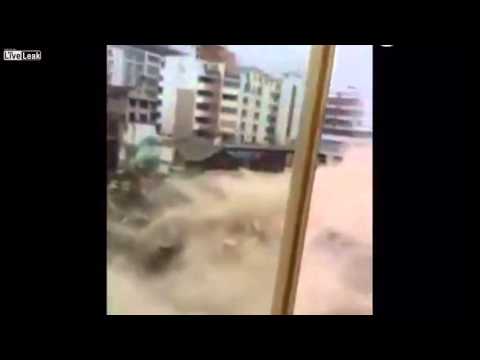 بالفيديو لحظة سقوط منزل فوق «حفار»