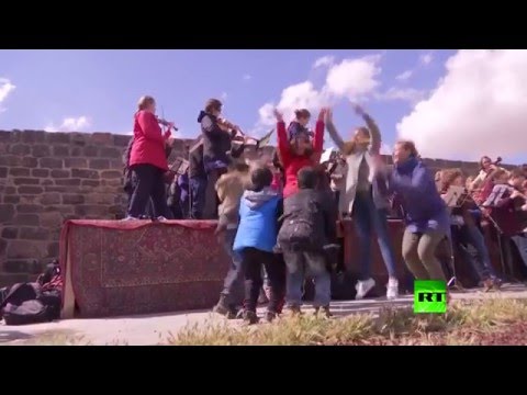 شاهد أوركسترا ألمانية تؤدي حفلة موسيقية في موقع حفريات أثرية