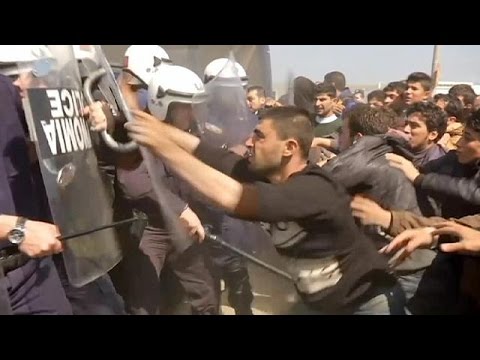 شاهد مواجهات عنيفة بين قوات الشرطة اليونانية ومئات المهاجرين