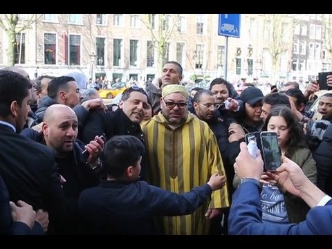 شاهد الملك محمد السادس يتبرع بـ30 ألف يورو لبناء مسجد في أمستردام