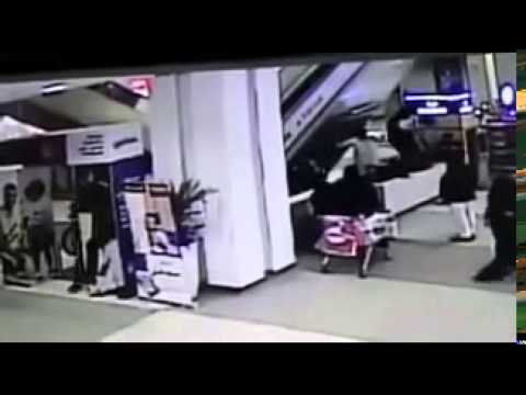 بالفيديو لحظة إنقاذ طفلة خلال سقوطها من أعلى سلم كهربائي